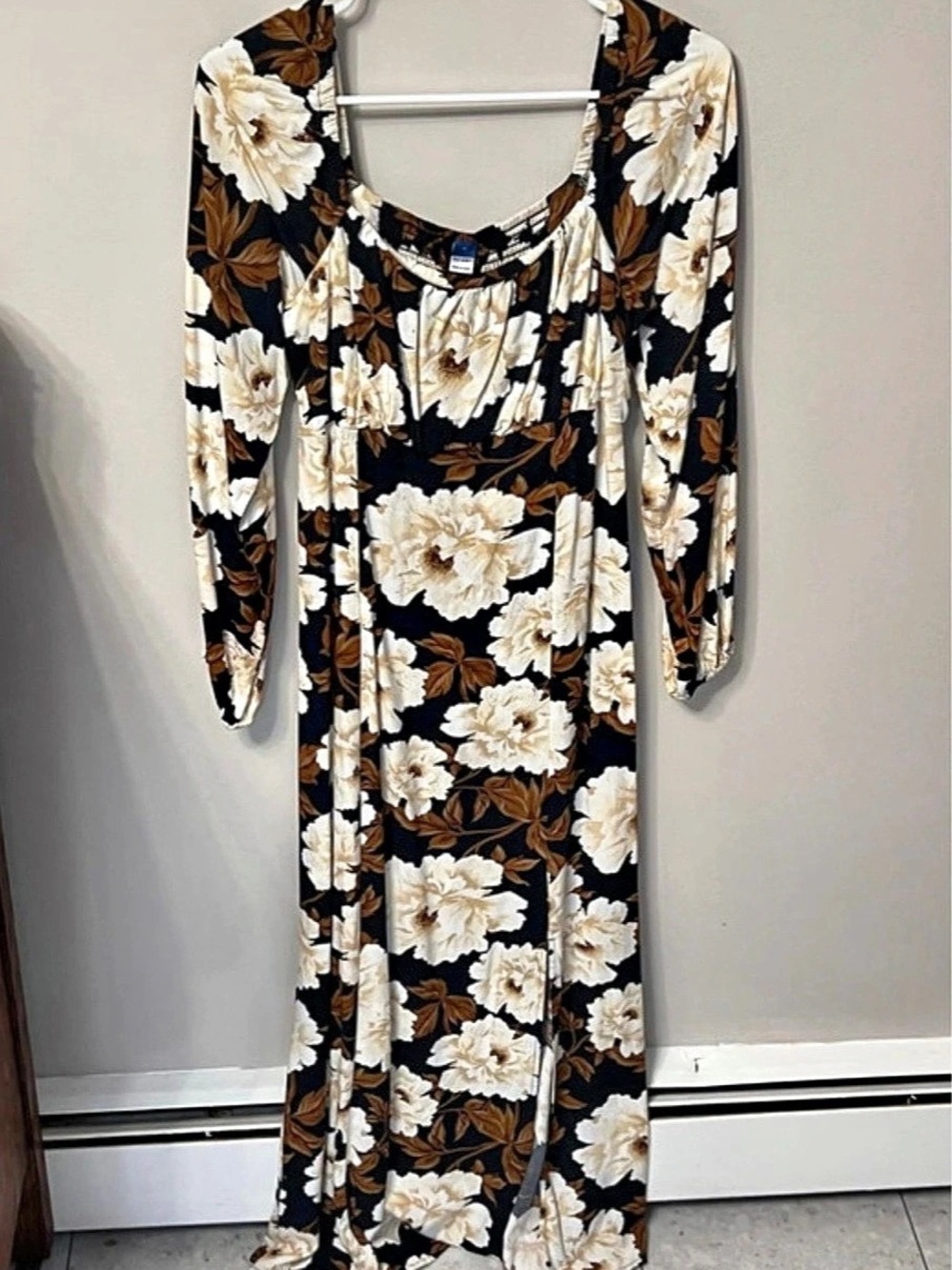 Old Navy Floral Maxi Dress in Black & Cream Size Medium